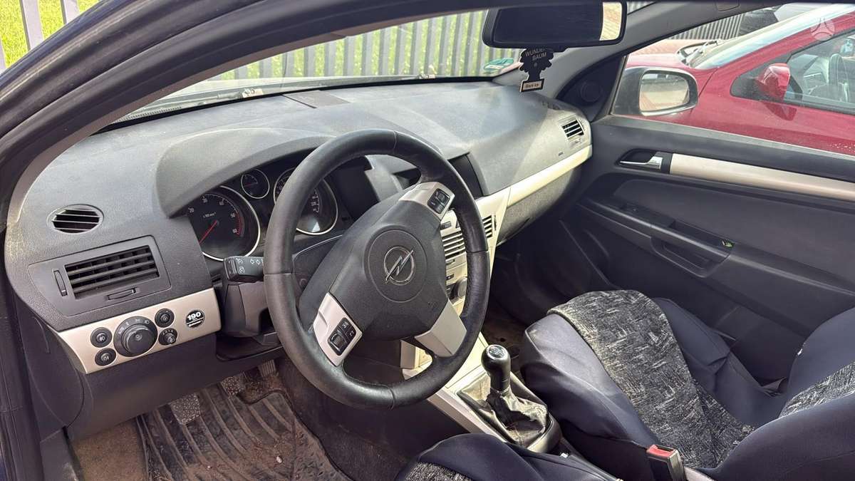 Opel Astra 2007 — салон