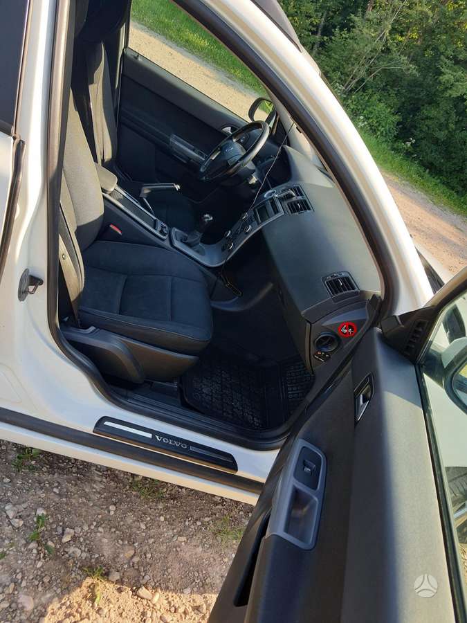 Volvo V50 2011 — photo 10