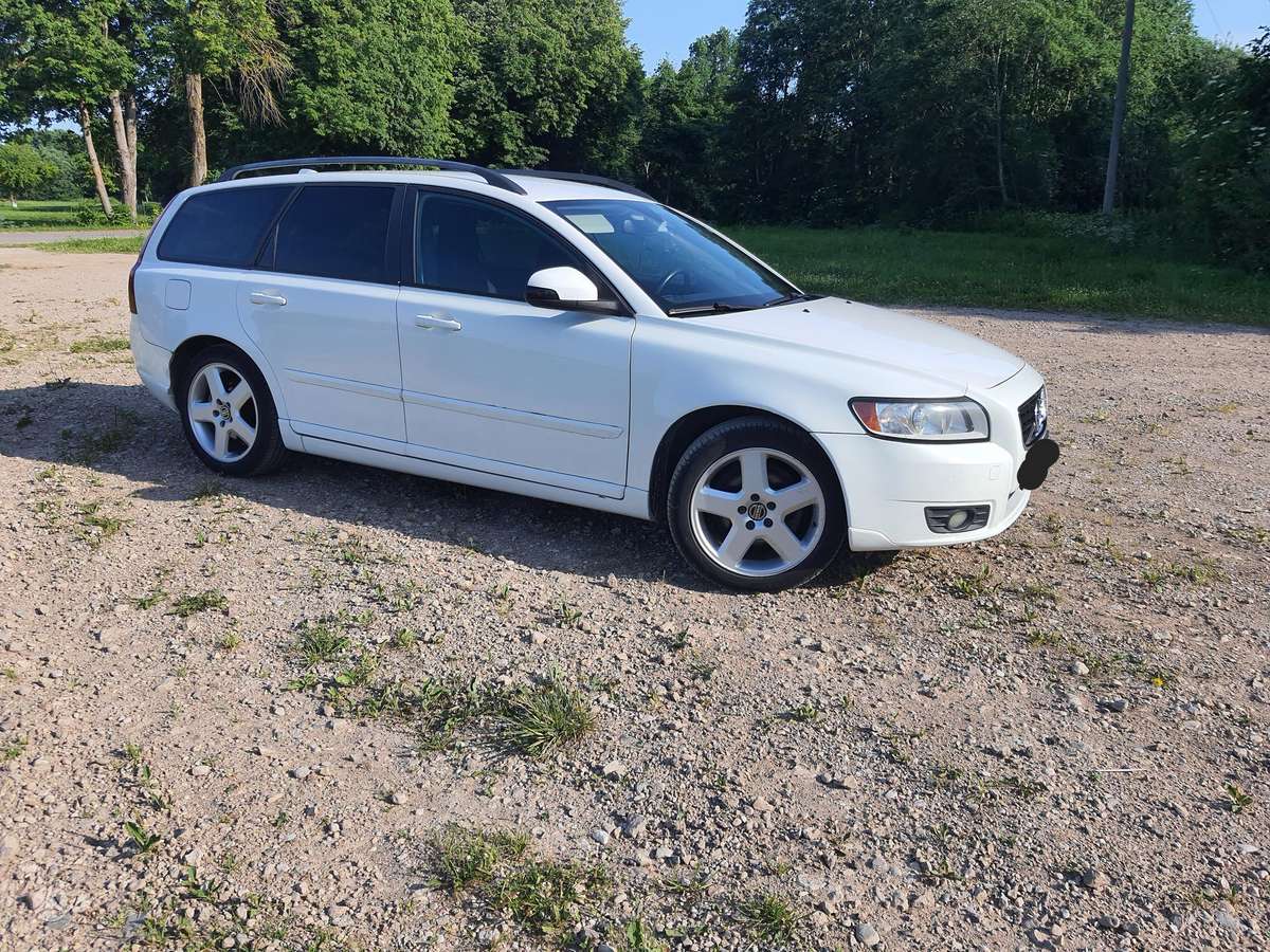 Volvo V50 2011 — rear view