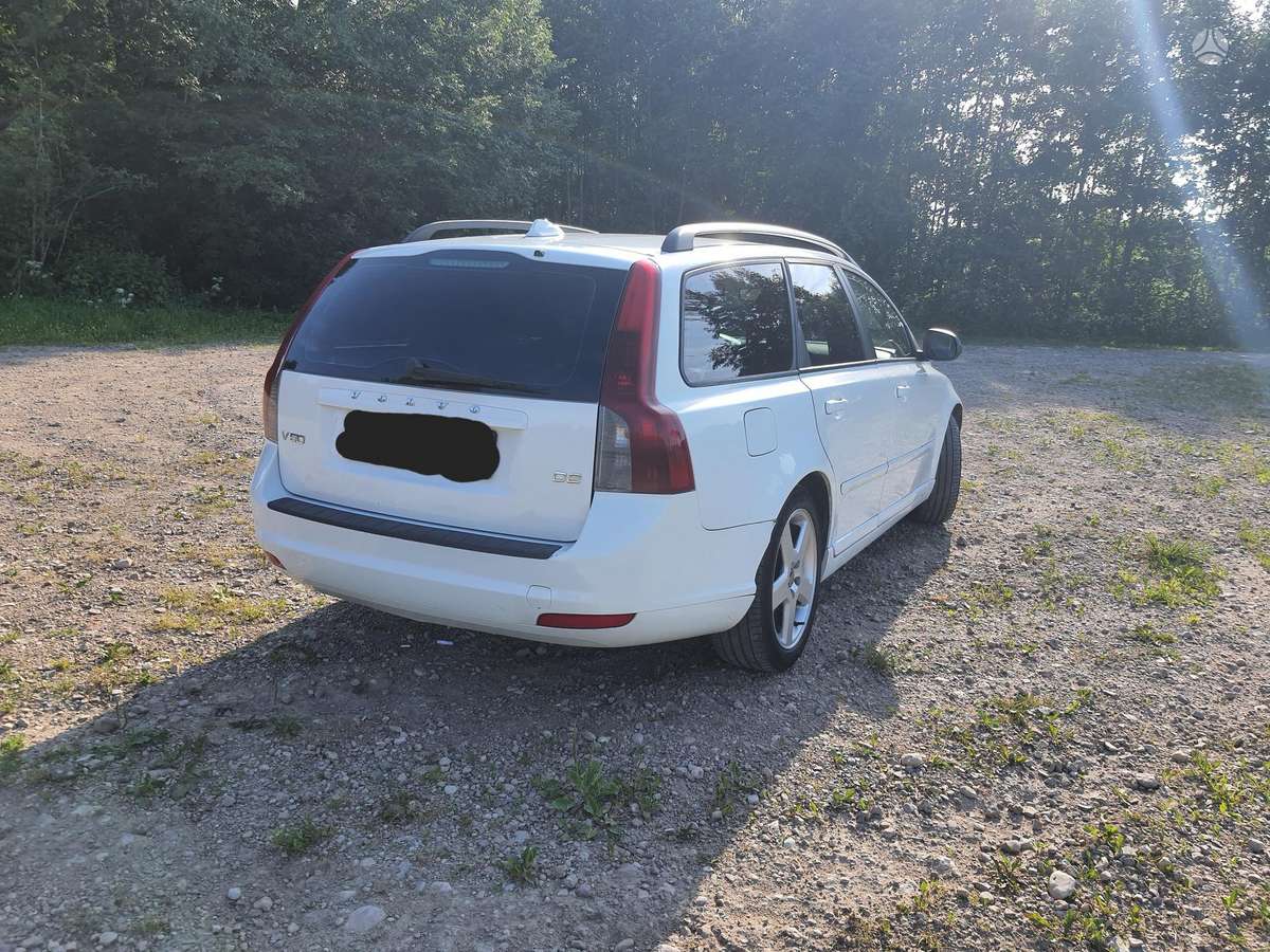 Volvo V50 2011 — interior