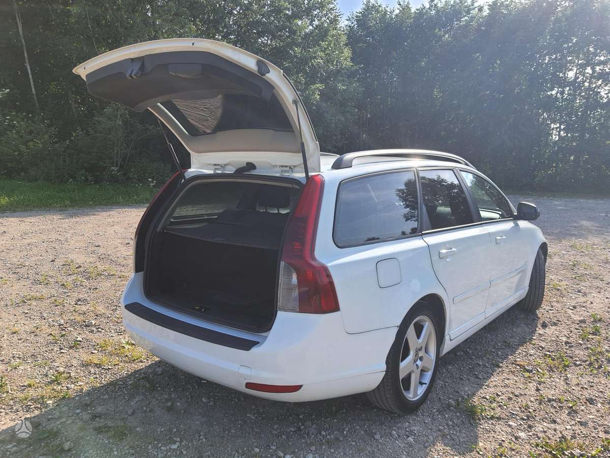 Volvo V50 2011 — photo 8