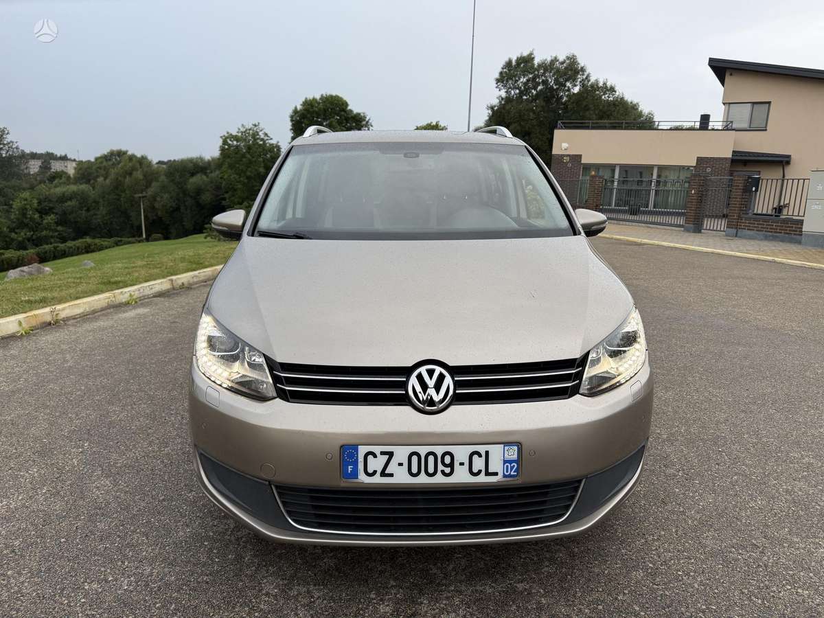 Volkswagen Touran 2013 — interior