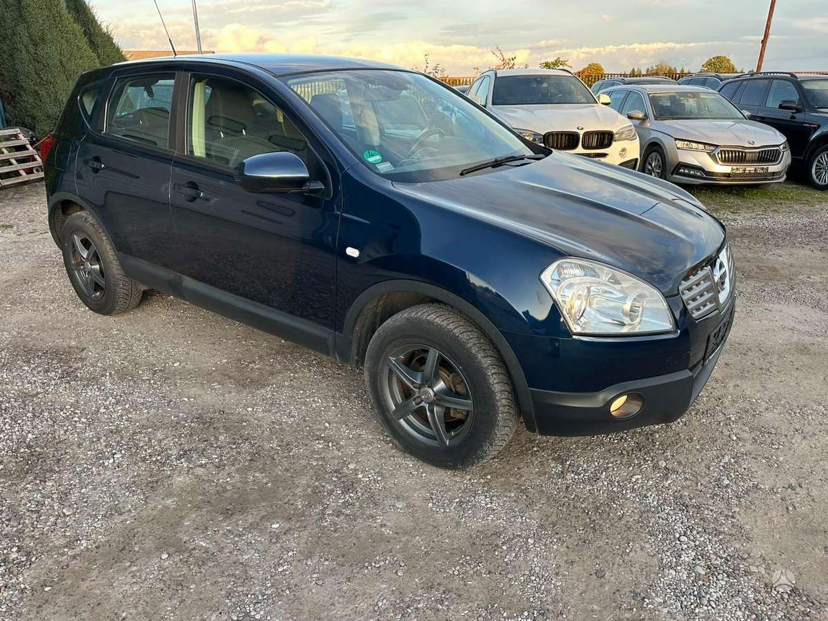 Nissan Qashqai 2010 — rear view