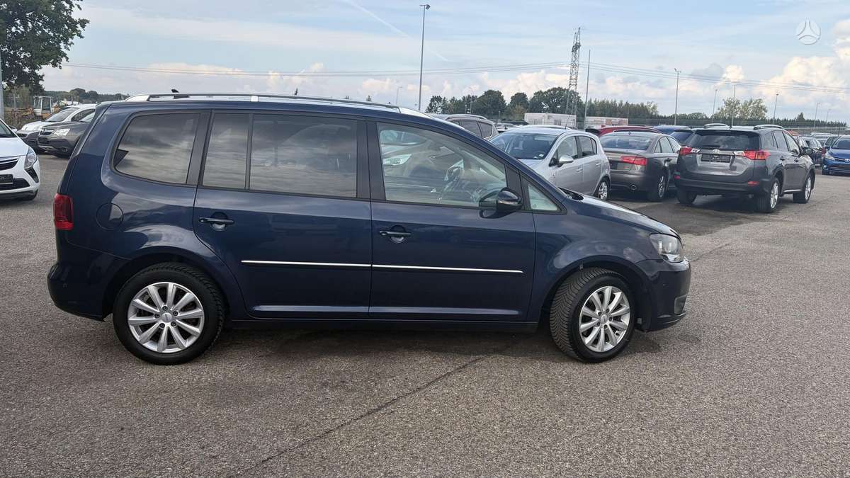 Volkswagen Touran 2011 — вигляд ззаду