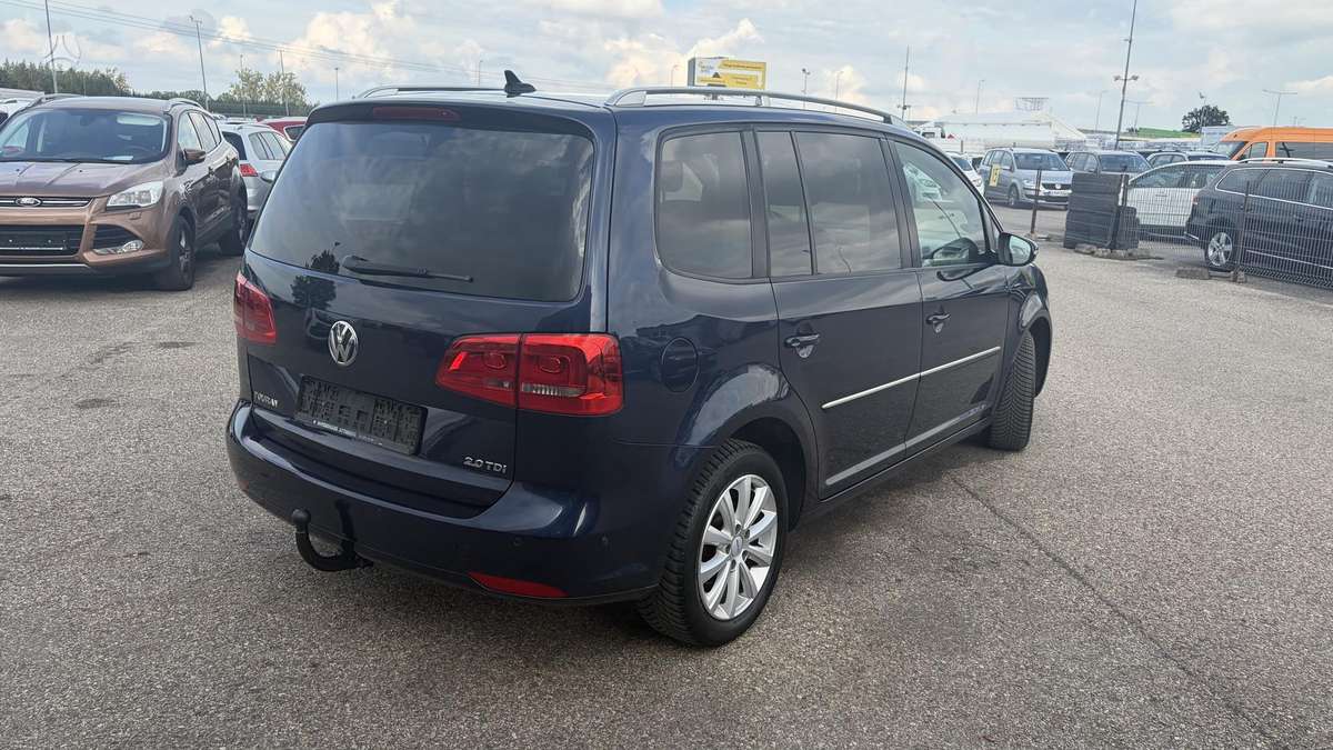 Volkswagen Touran 2011 — салон
