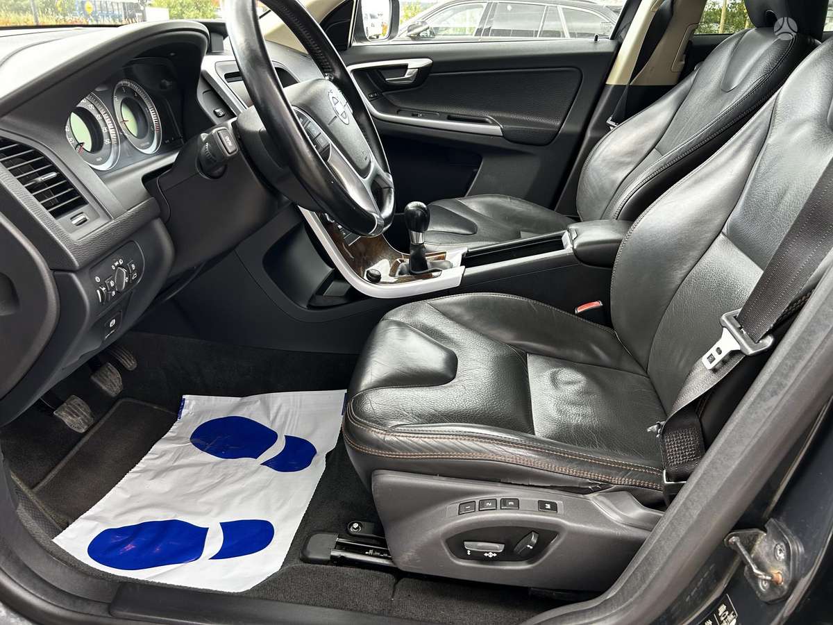 Volvo XC60 2010 — photo 8