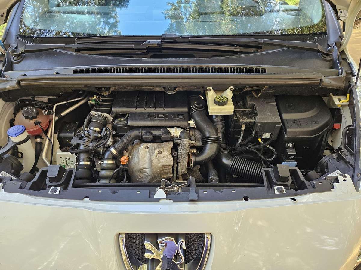 Peugeot 5008 2009 — photo 11
