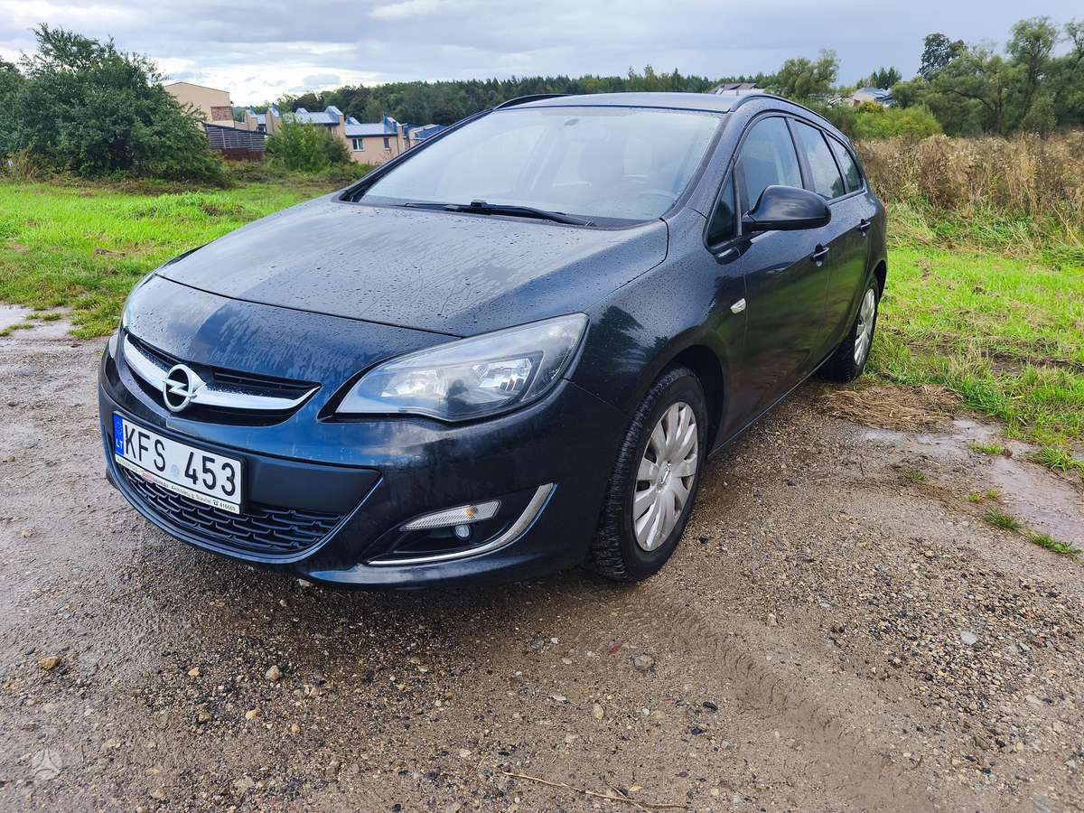Opel Astra 2013 — rear view