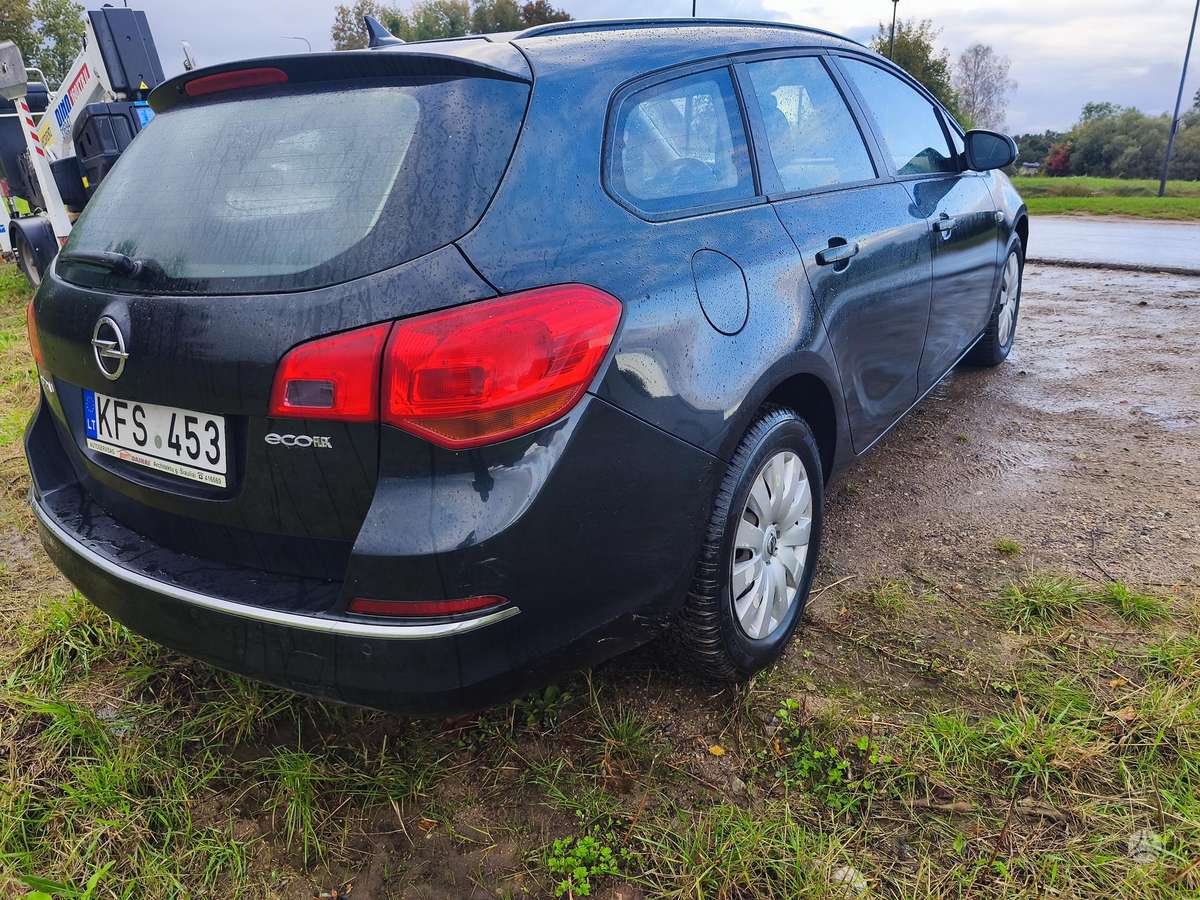 Opel Astra 2013 — interior