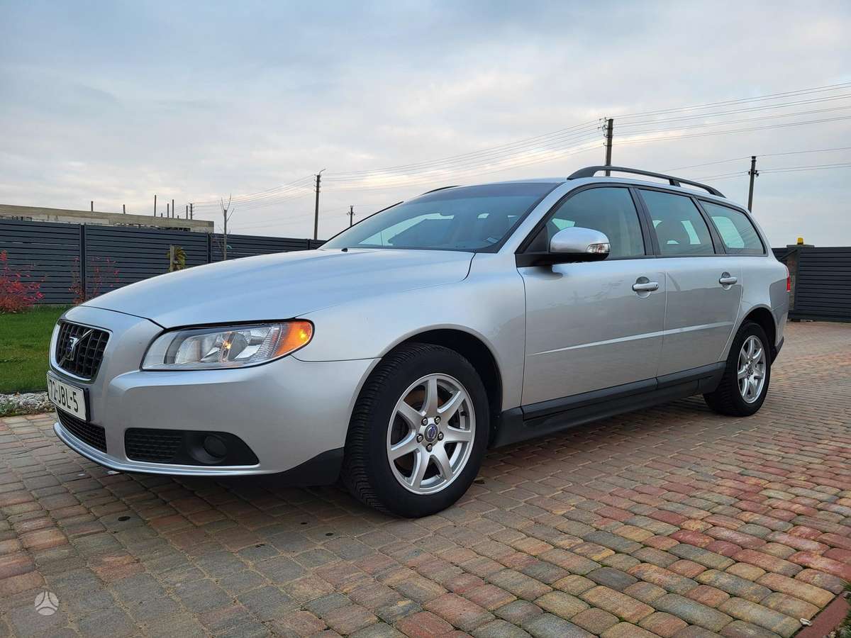 Volvo V70 2009 — rear view