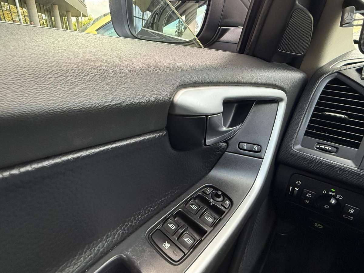 Volvo XC60 2009 — photo 31