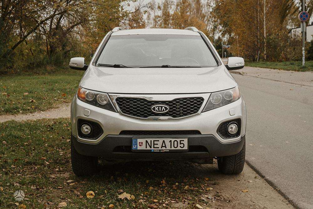 Kia Sorento 2011 — rear view