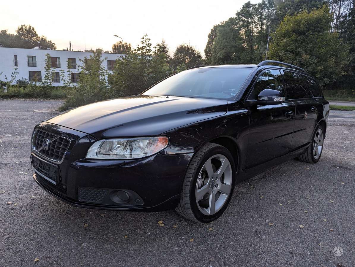 Volvo V70 2008 — rear view