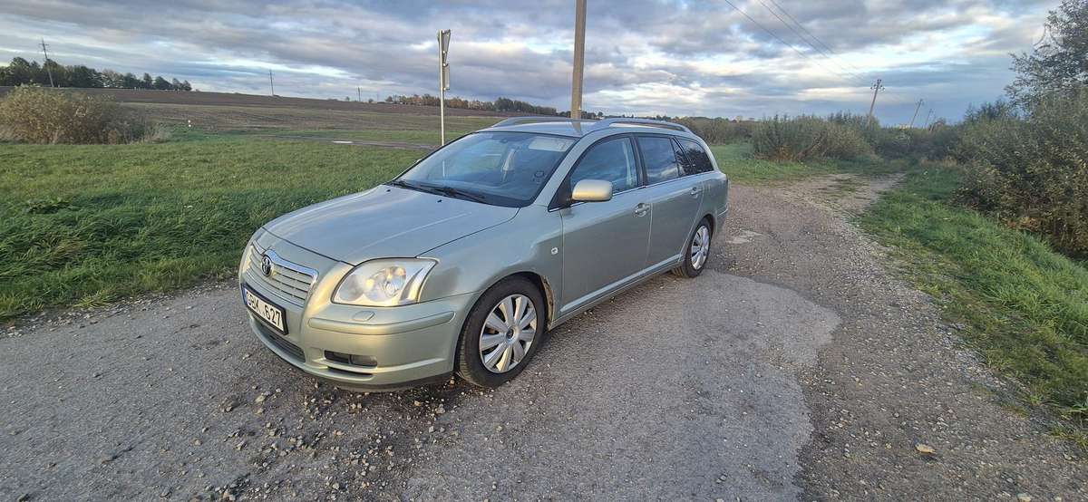 Toyota Avensis 2006 — rear view