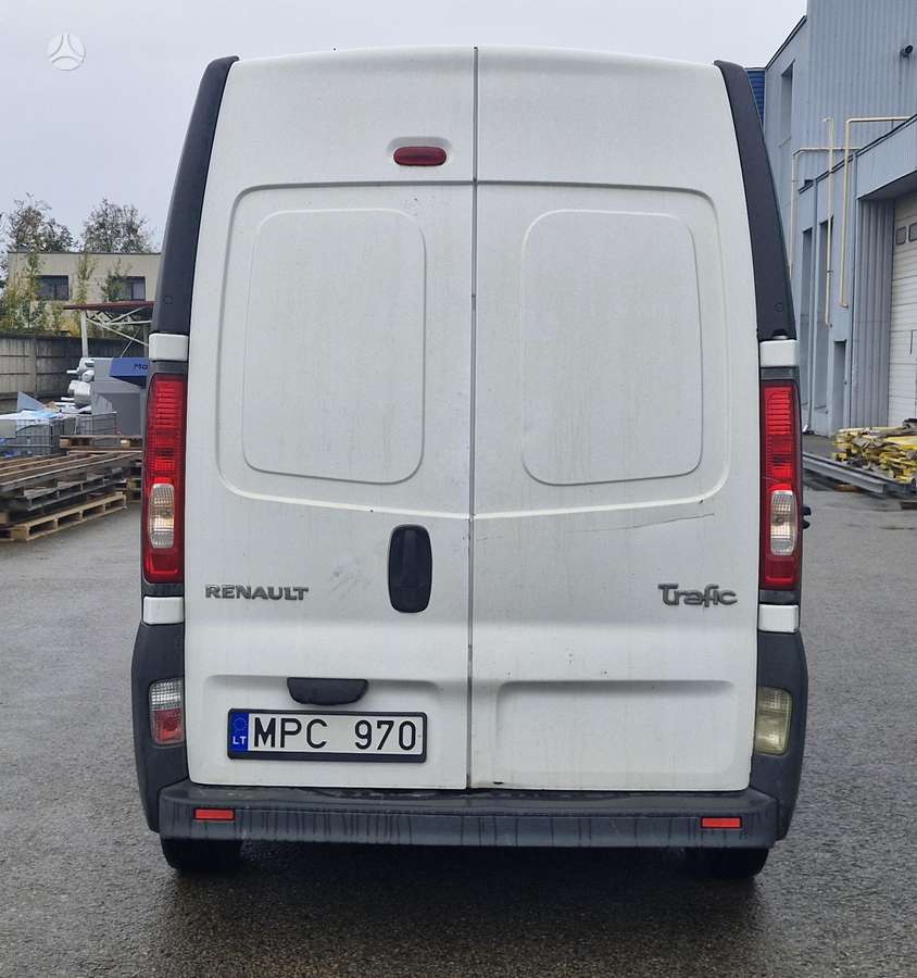 Renault Trafic 2014 — rear view