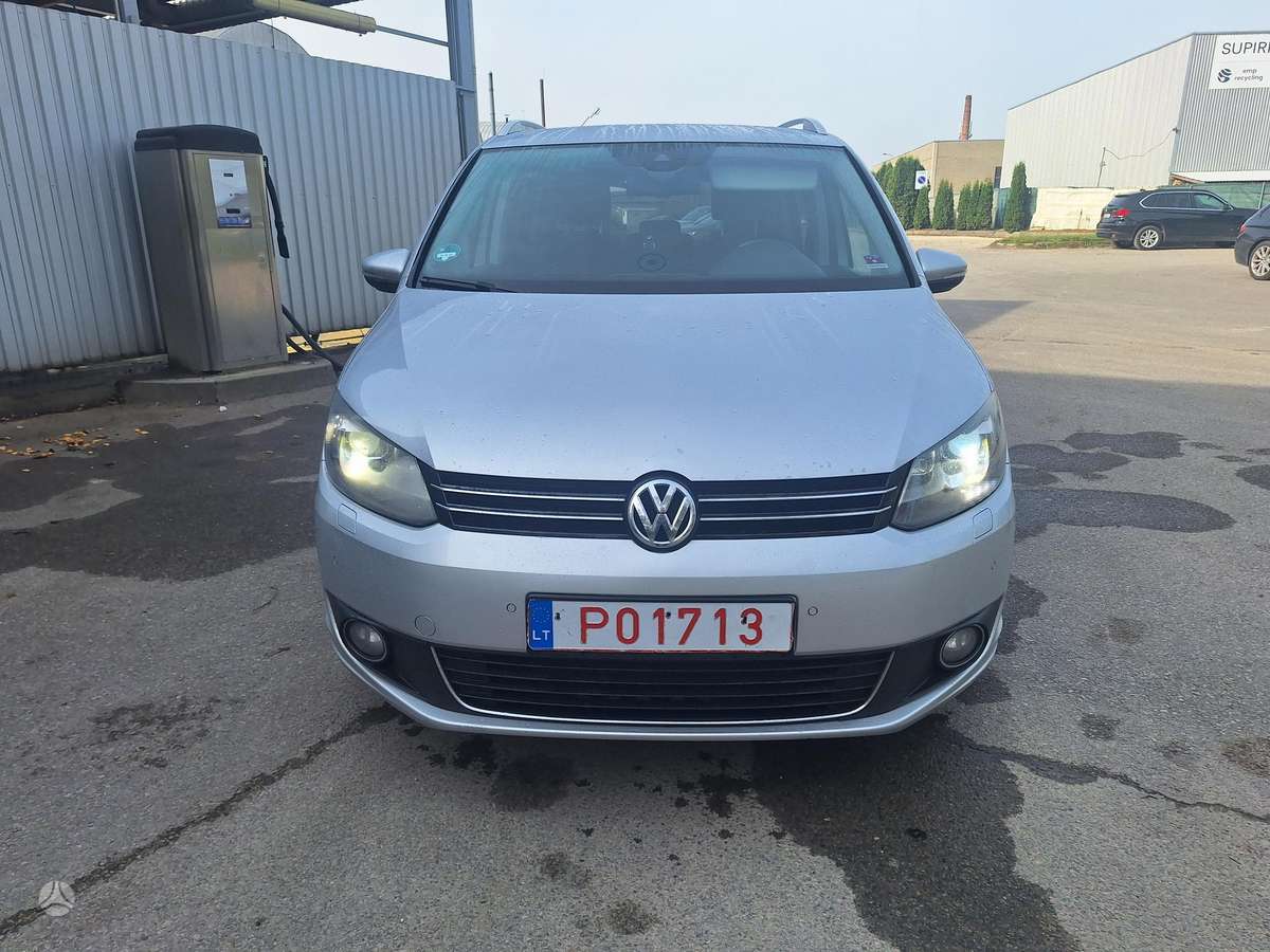 Volkswagen Touran 2013 — interior