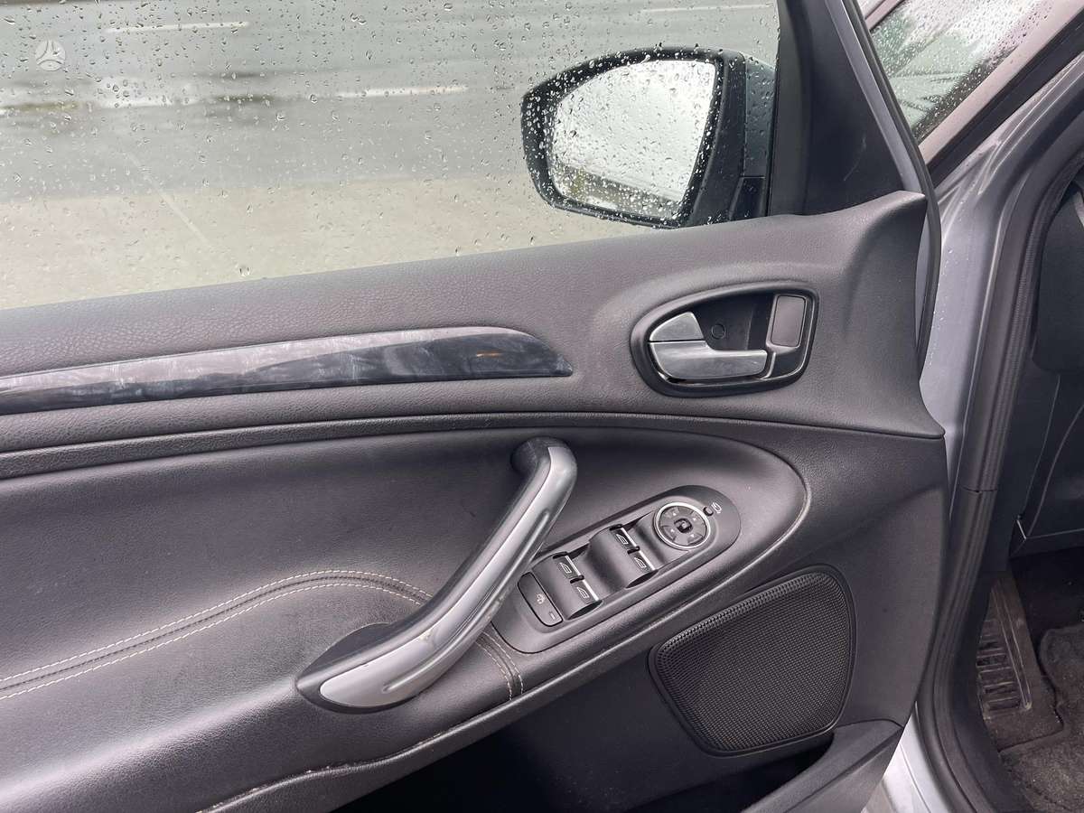 Ford Galaxy 2011 — photo 17