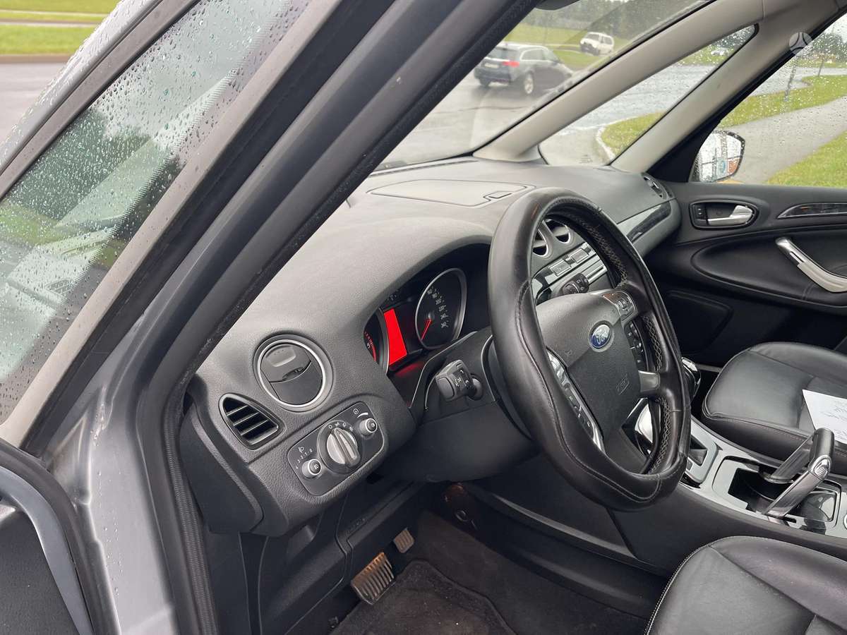 Ford Galaxy 2011 — photo 18