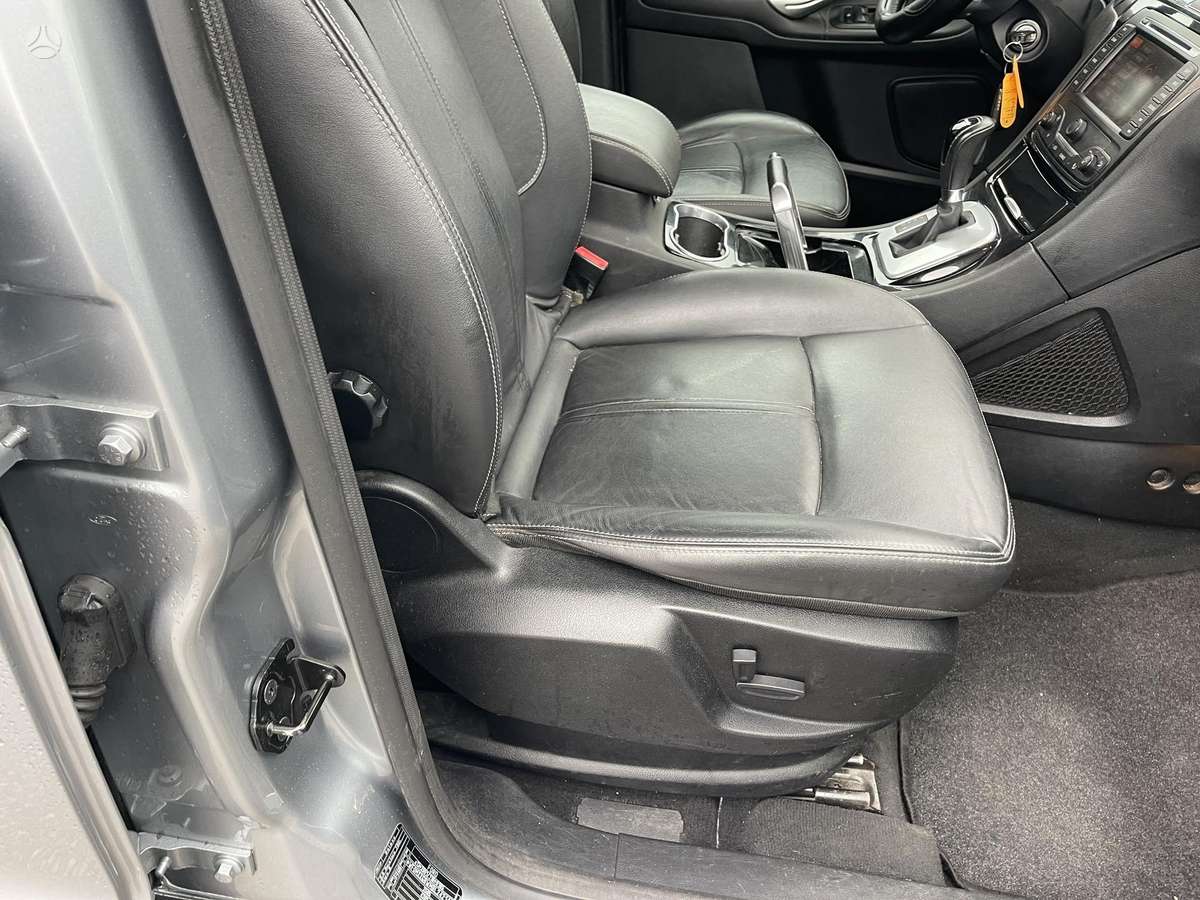 Ford Galaxy 2011 — photo 28