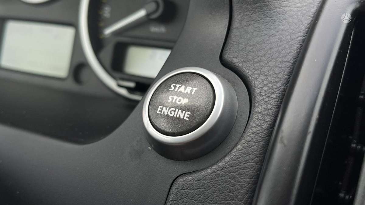 Land Rover 2010 — interior