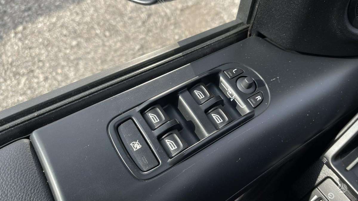 Land Rover 2010 — photo 30