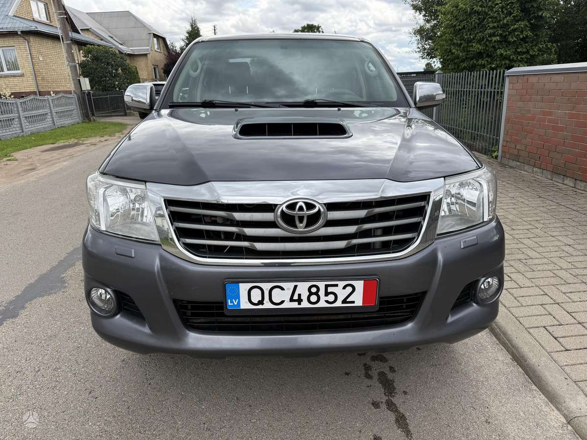 Toyota Hilux 2012 — салон