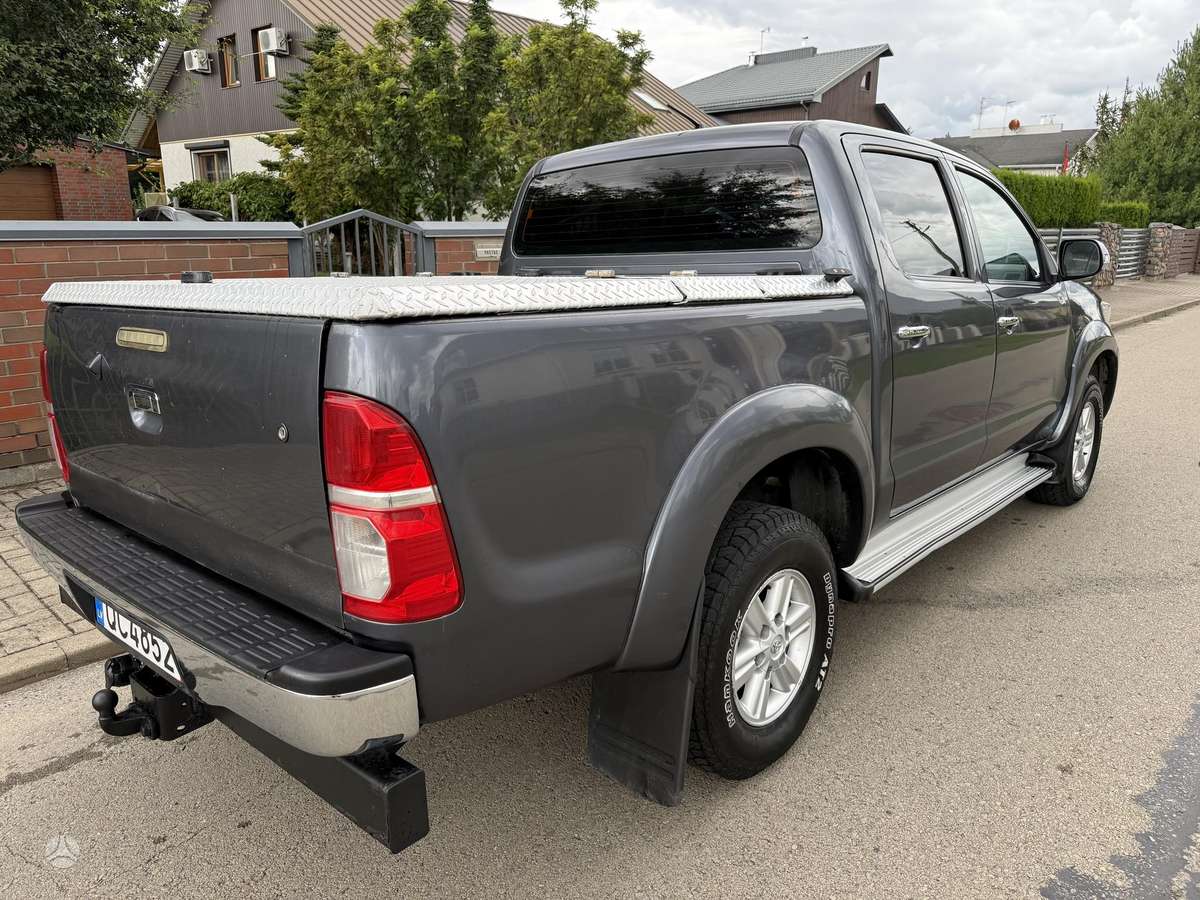Toyota Hilux 2012 — двигун 2494 cm³, 144 HP (106kW)