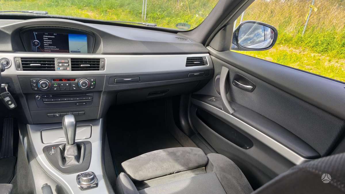 BMW 320 2011 — photo 13