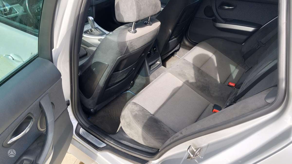 BMW 320 2011 — photo 17