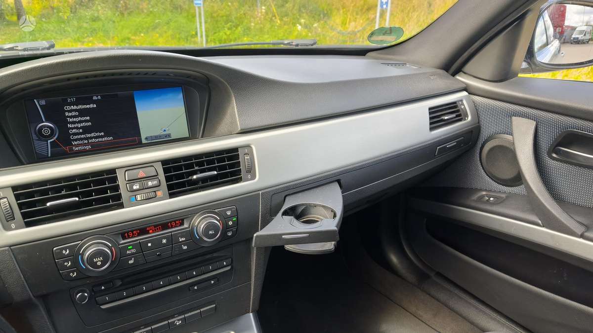 BMW 320 2011 — photo 19
