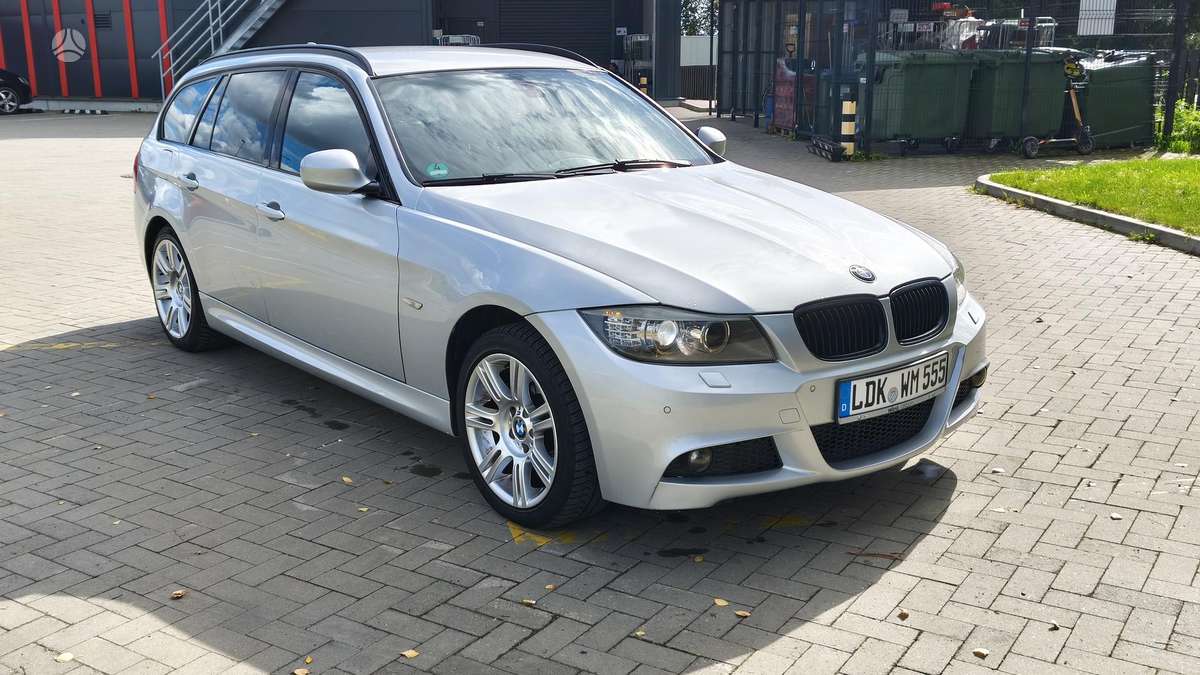 BMW 320 2011 — interior