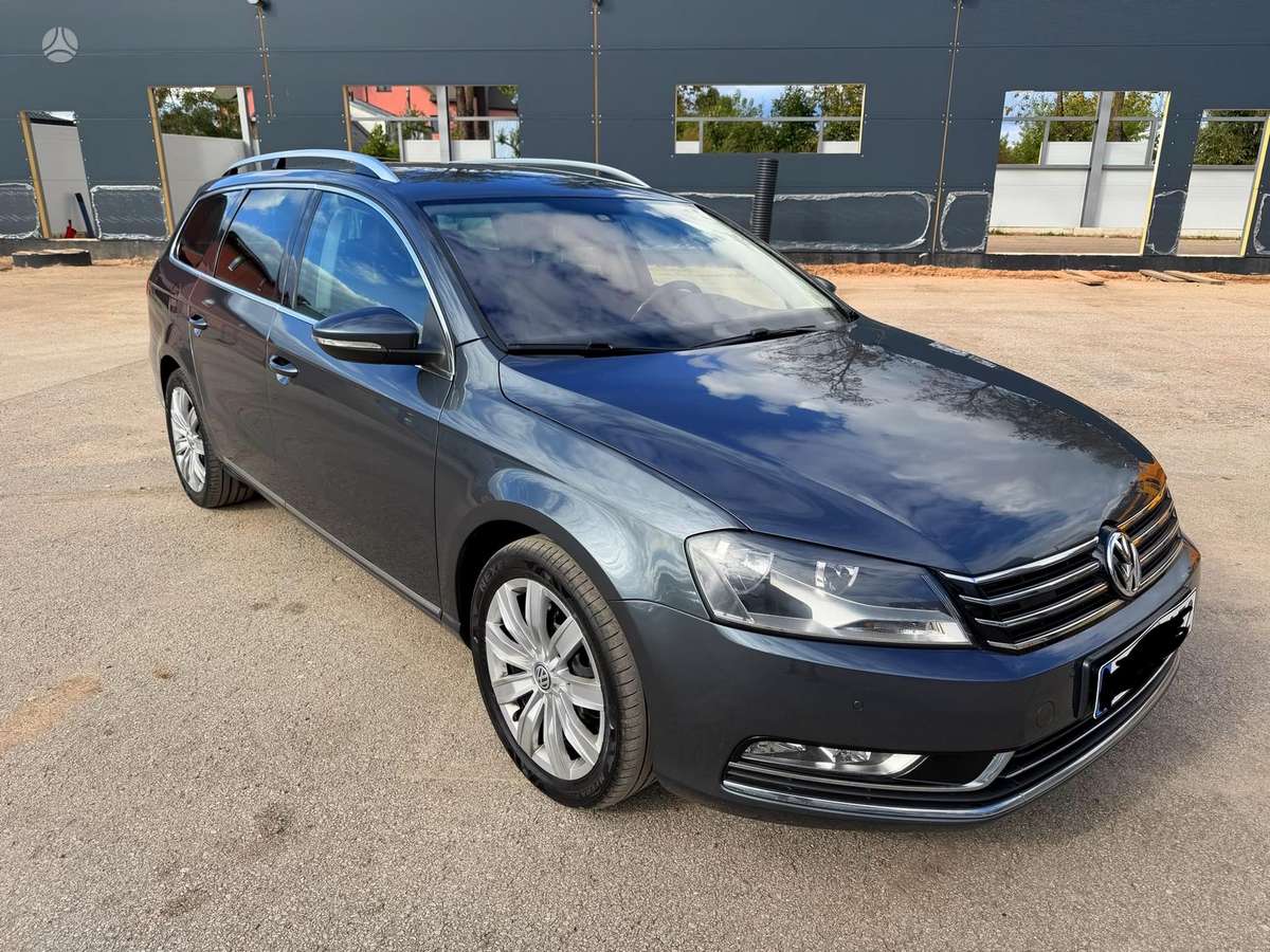 Volkswagen Passat 2012 — вигляд ззаду