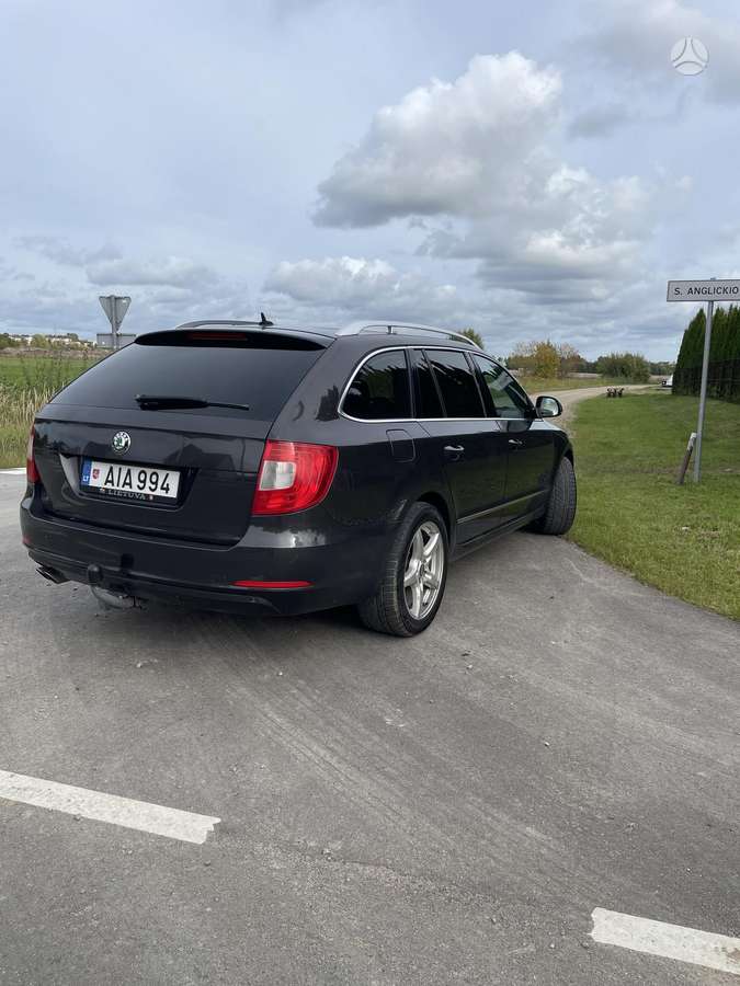 Skoda Superb 2010 — rear view
