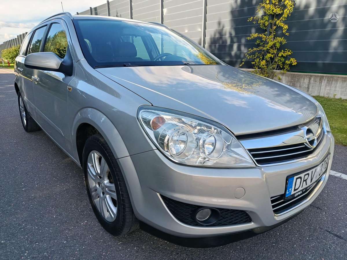 Opel Astra 2008 — rear view