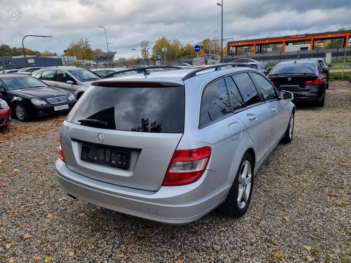 Mercedes-Benz C200 2010 — rear view