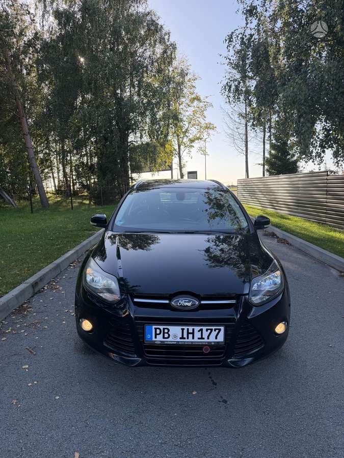 Ford Focus 2011 — вигляд ззаду
