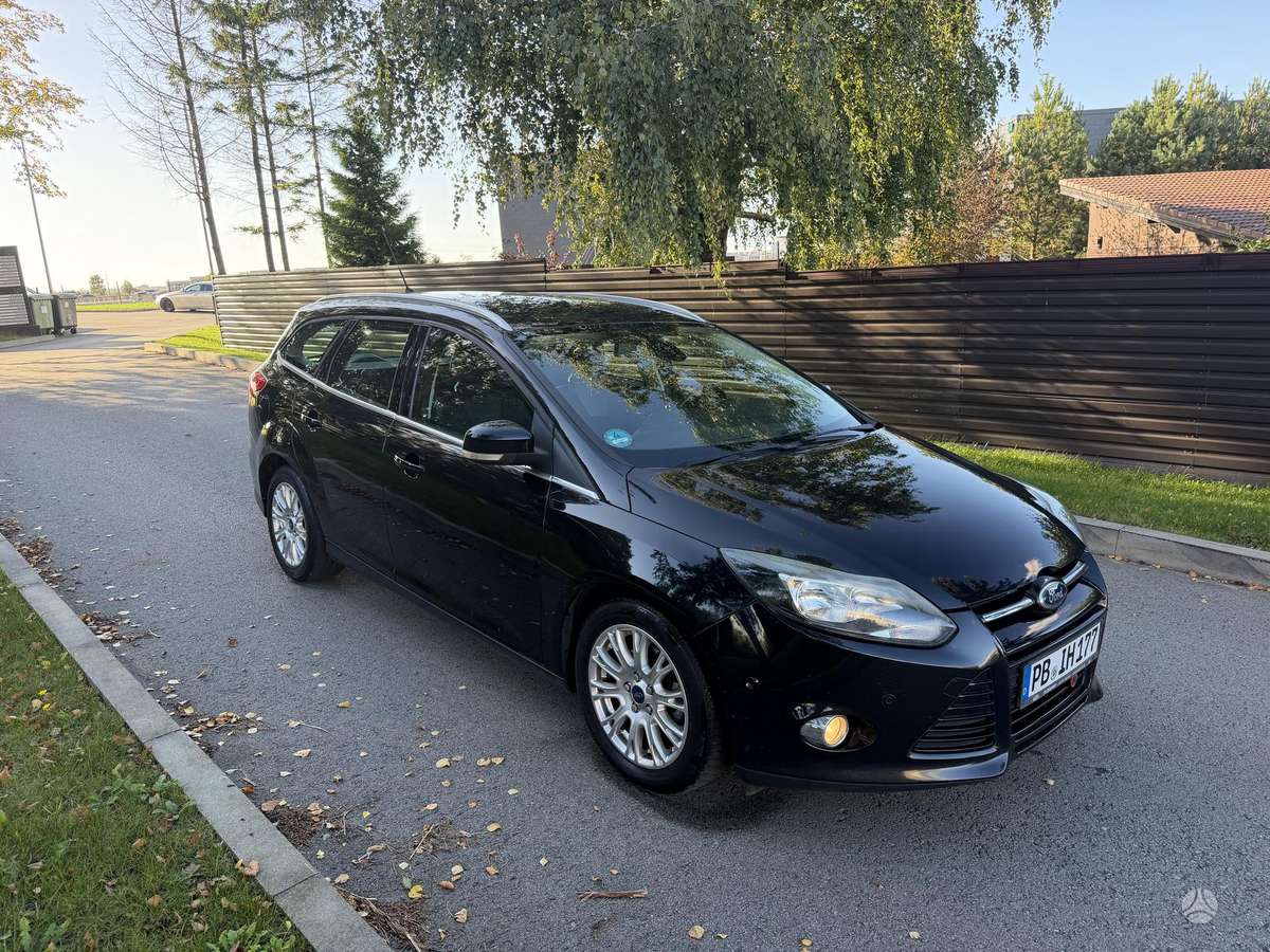 Ford Focus 2011 — салон