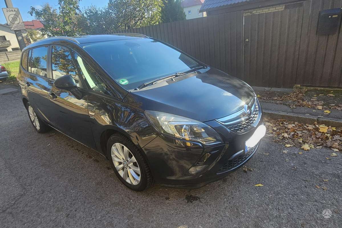 Opel Zafira 2013 — rear view