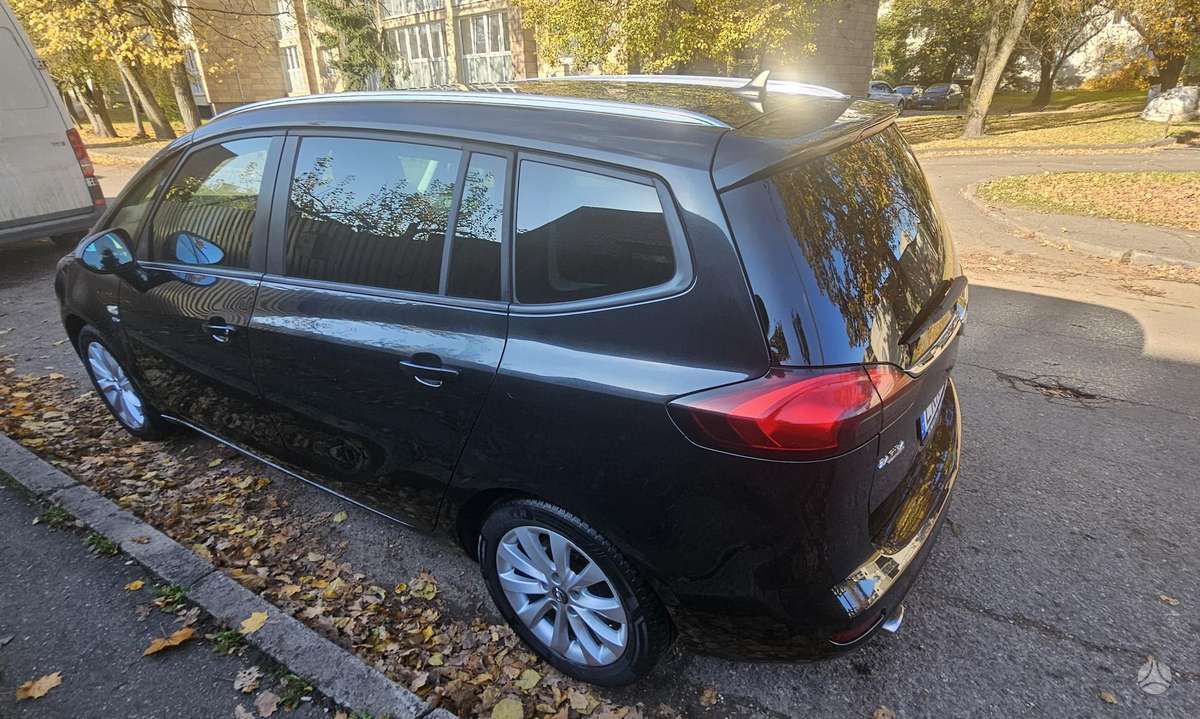 Opel Zafira 2013 — interior