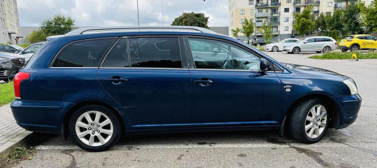 Toyota Avensis 2005 — interior