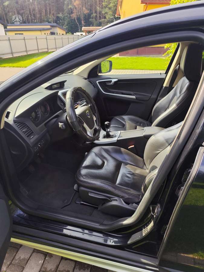 Volvo XC60 2010 — photo 9