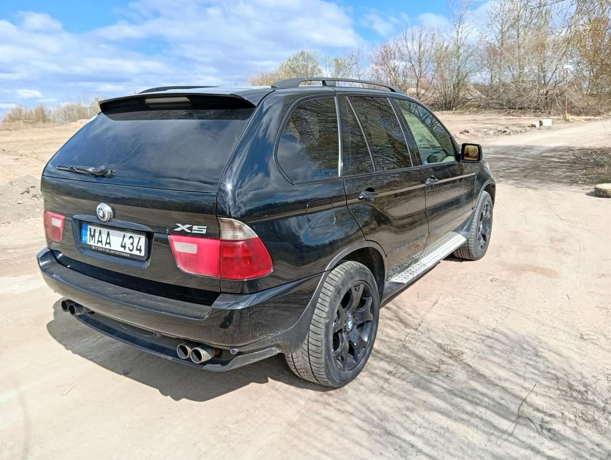 BMW X5 2004 — rear view