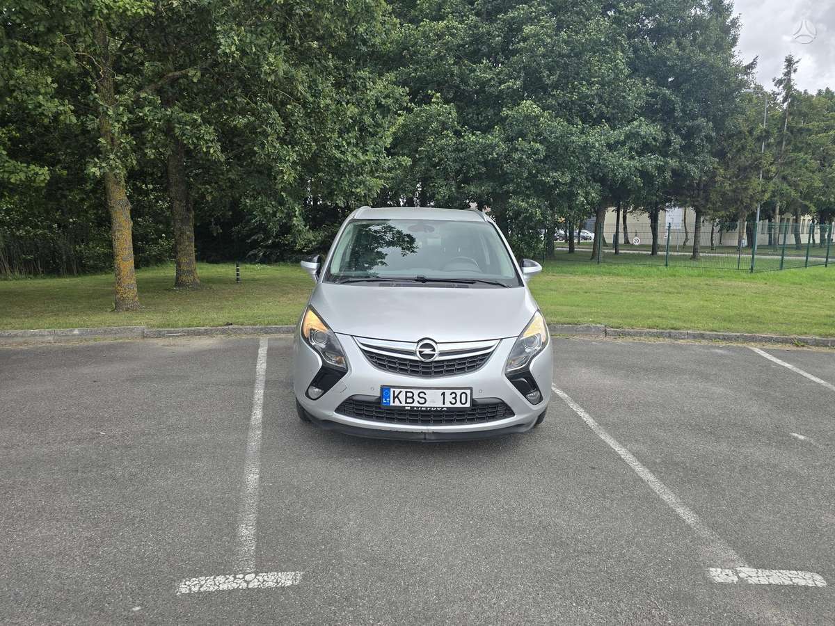 Opel Zafira 2012 — вигляд ззаду