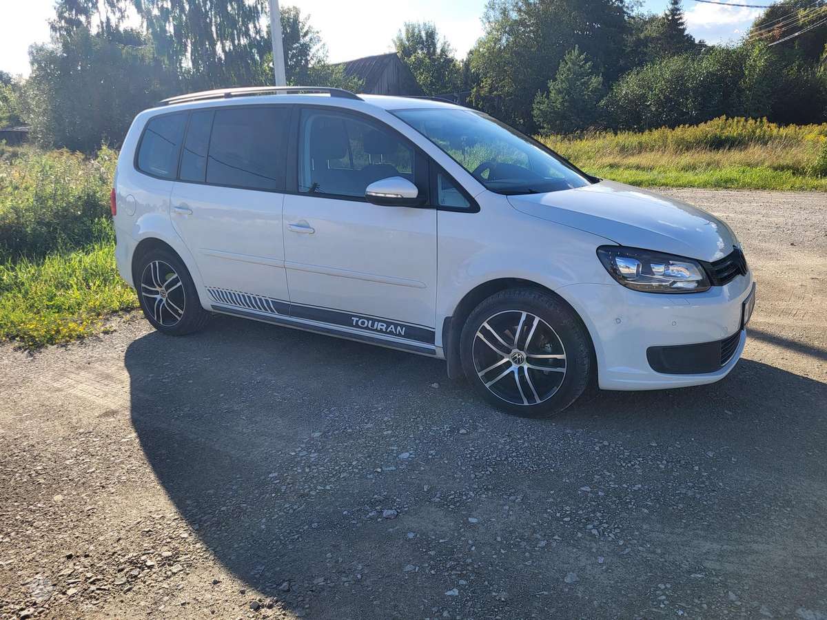 Volkswagen Touran 2014 — interior