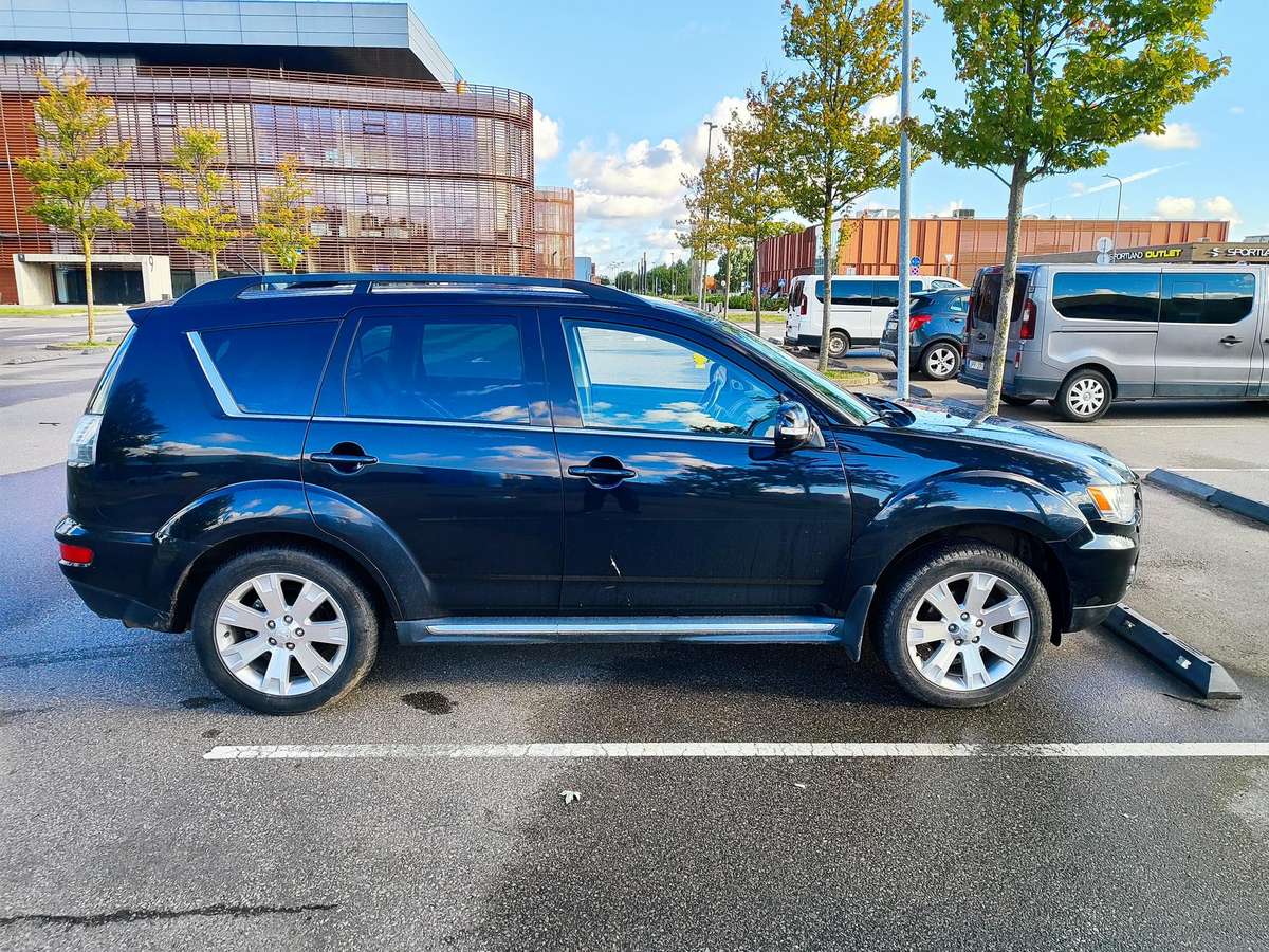 Mitsubishi Outlander 2012 — вигляд ззаду