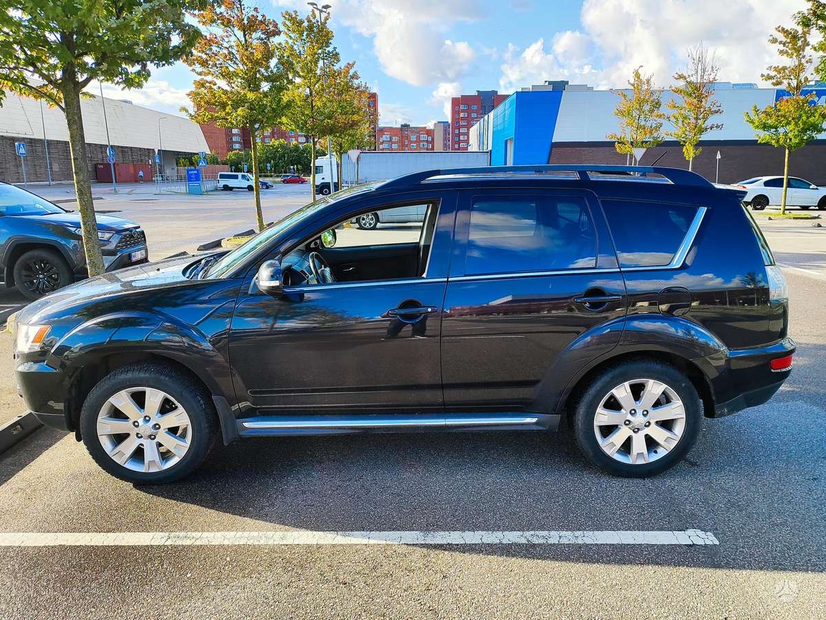 Mitsubishi Outlander 2012 — салон