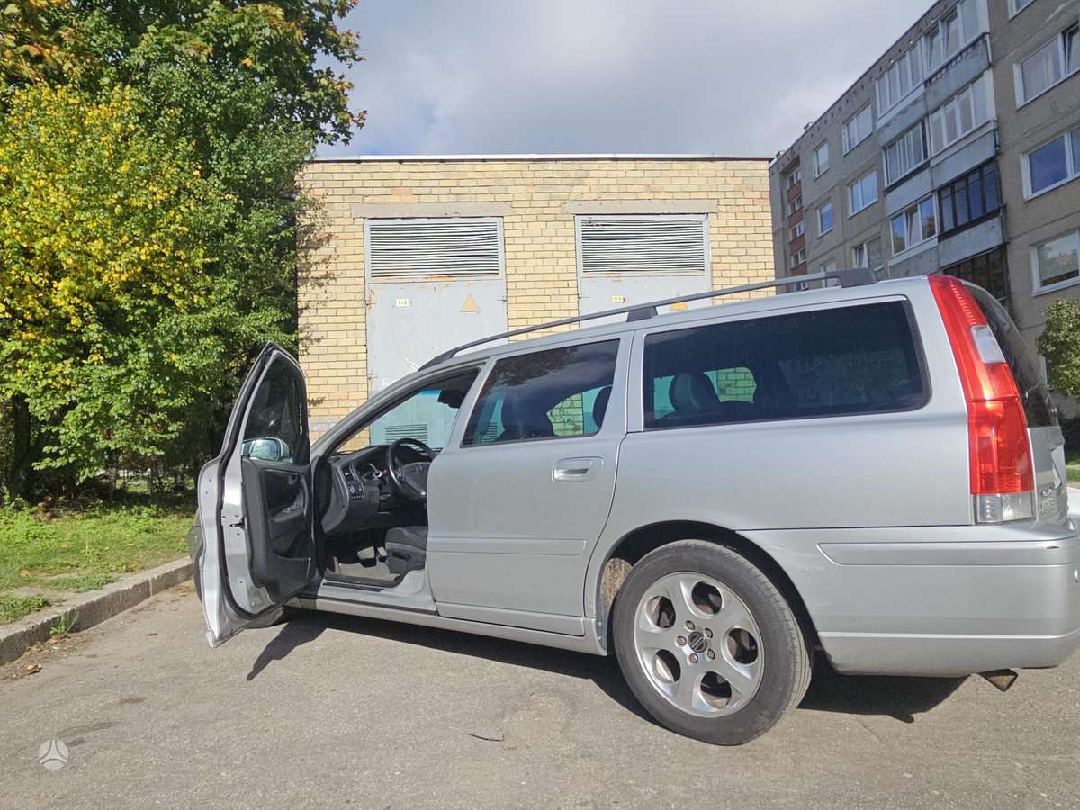Volvo V70 2007 — rear view