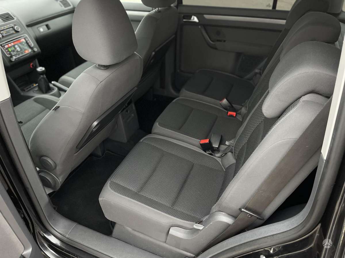 Volkswagen Touran 2011 — photo 11