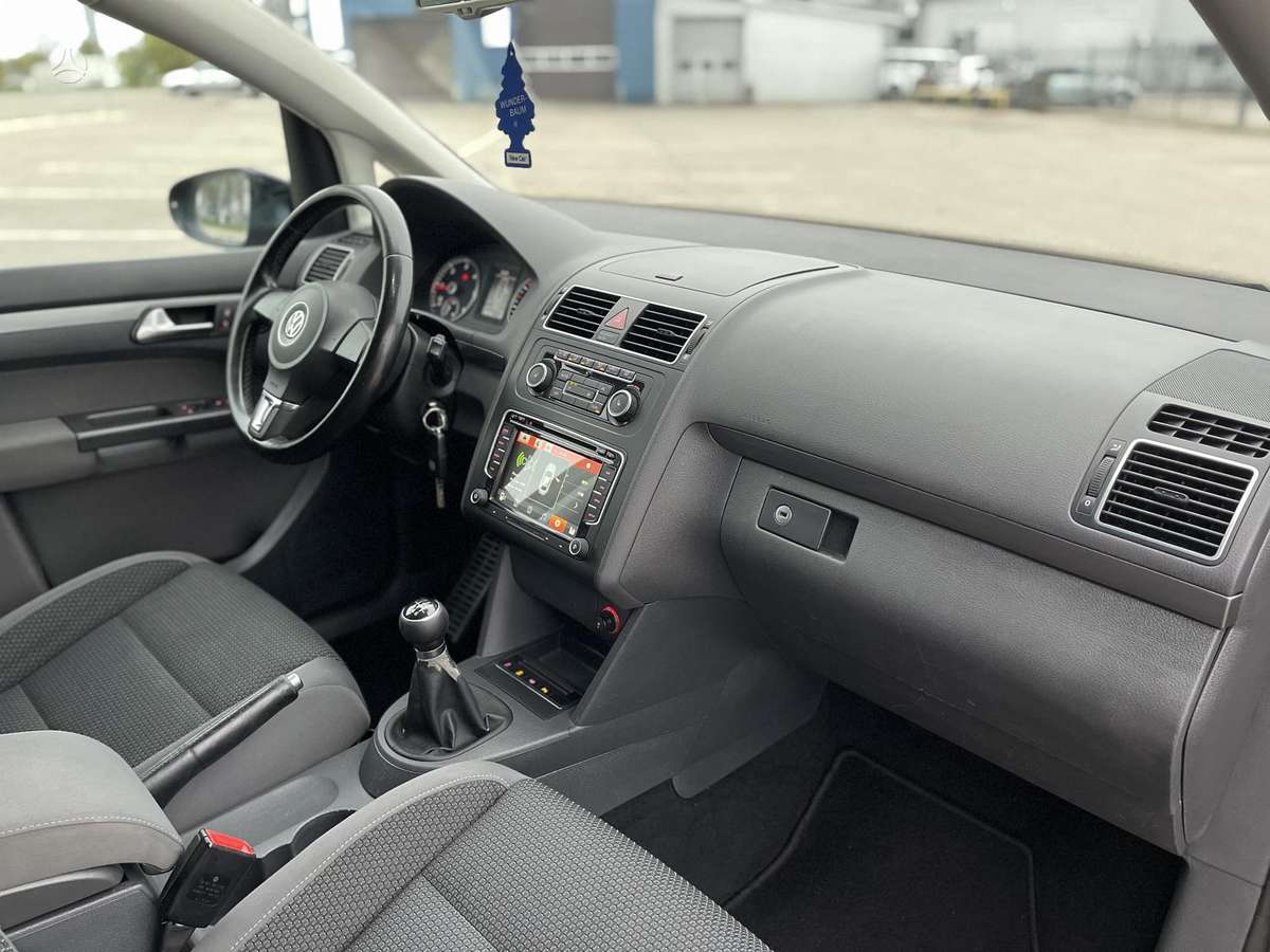 Volkswagen Touran 2011 — photo 12
