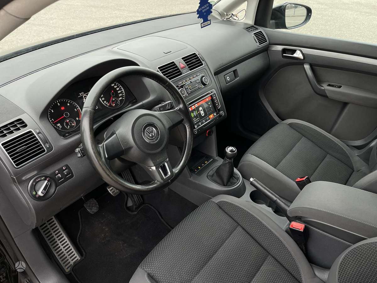 Volkswagen Touran 2011 — photo 13
